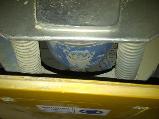  Sample collecting inside a pulveriser as a consequence of grinding vessels leaking sample. 
